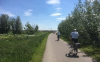 fietspad naast de camping