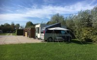 camperplaats naast kampeerveld