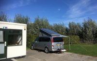 verharde camperplaats, naast informatie kamer