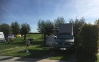 camperplaatsen met gras-strook