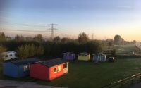hutten in de ochtend zon
